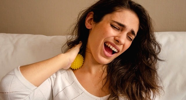 Automasaje de espalda con una bola de masaje