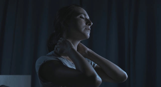 Automasaje de espalda con una pistola masaje Boosted